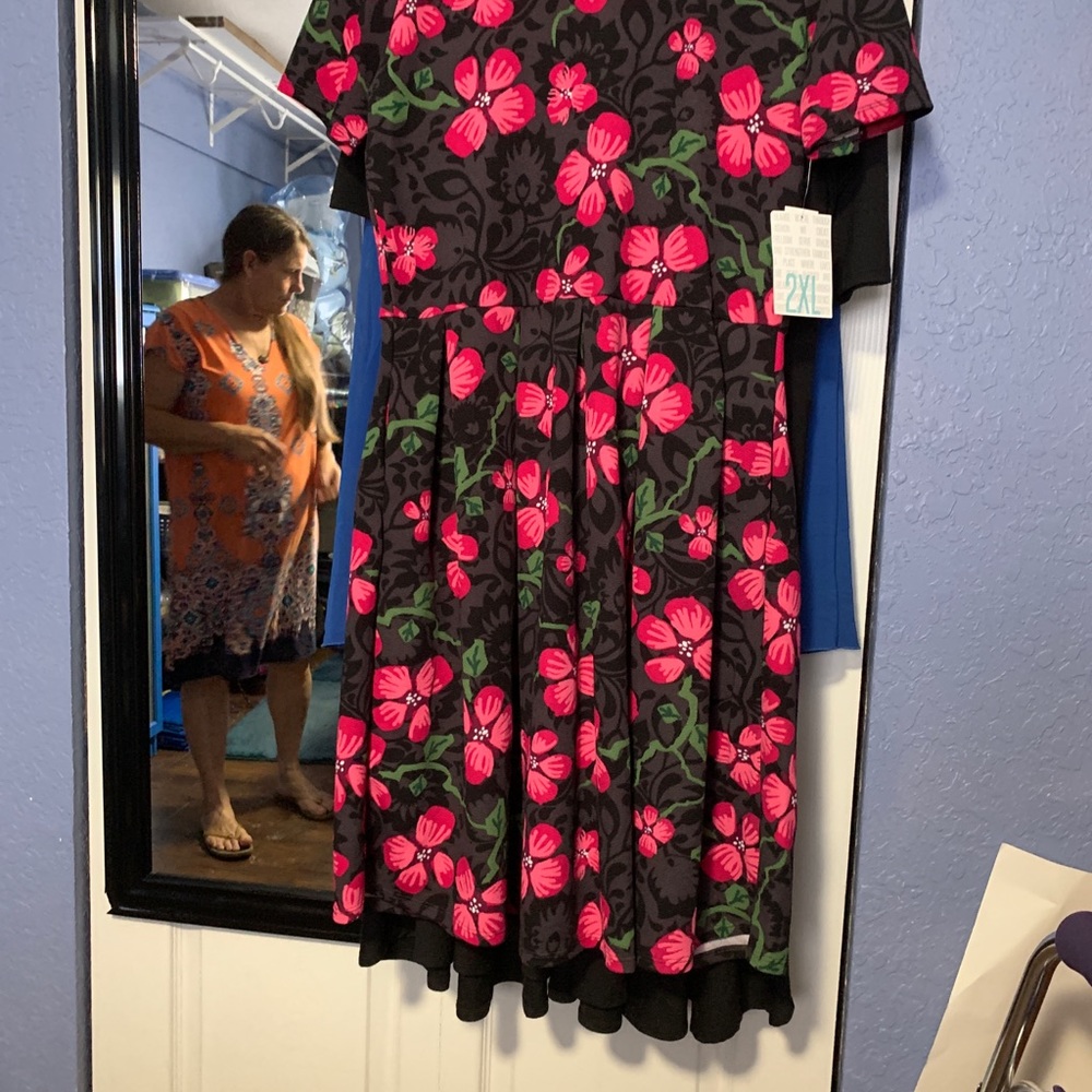 Lularoe Amelia net2xl has pockets zipper back